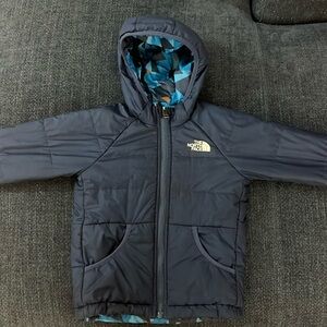 Beautiful navy blue north face toddler boys coat can also be worn inside out.